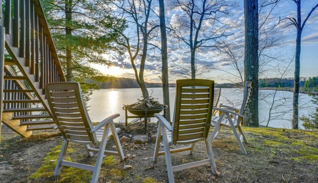 Bluff Lake Waterfront w Dock, Kayaks & Fire Pit