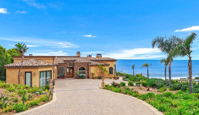 Bluff Property - Compound w/Infinity Pool, Ocean Views & Guest House