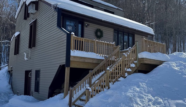 Bluff’s Edge Secluded Retreat with 2 car garage!