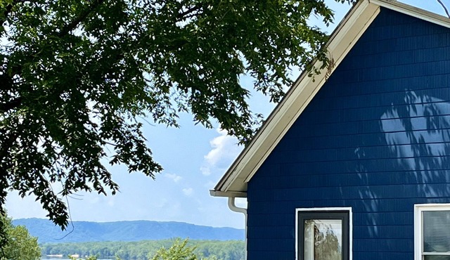 Bluffside cottage with gorgeous views