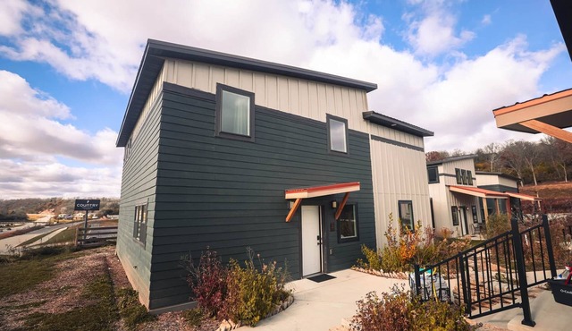 Bluffside Gardens Oak Series 11 Person Cabin Unit 6