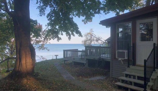 Bluffside Retreat-cozy cottage with panoramic views of Lake Erie