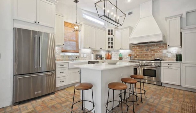 Blume Cottage-Historic 2BR Getaway, Walk to Lake Pontchartrain & Cafe's