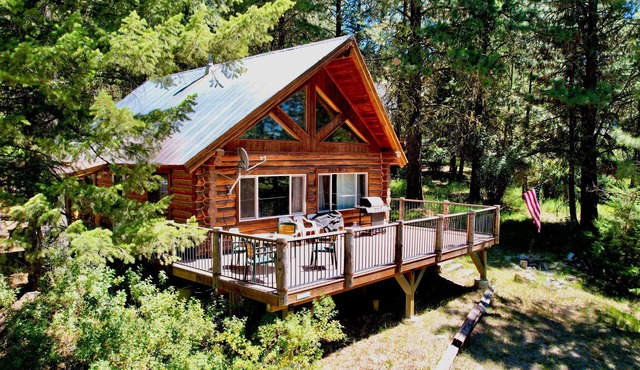 Blumisalp ~ Quintessential Idaho Log Cabin - Wifi - Trailer parking - Fire pit - Wood stove