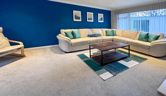 BLUNSDON LODGE - Spacious Bungalow, High Speed Wi-Fi, Free Private Parking, Garden