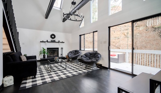 BLVCK Cabin II w/Hot Tub in the Mountains near Bushkill Fall