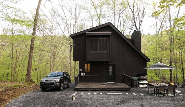 BLVCK Cabin w/HotTub in the Mountains near Bushkill Falls