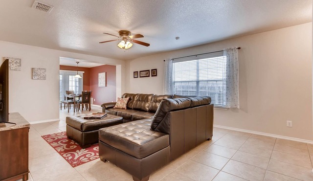 BMT Grads Stay! Minutes to Lackland + Pool & Theme Parks