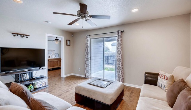 BMT Grads Stay! Minutes to Lackland + Community Pool, SeaWorld, Shopping!
