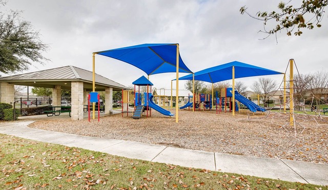 BMT Grads Stay! Minutes to Lackland + Community Pool, SeaWorld, Shopping!