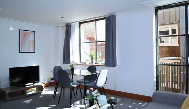BnBNook - Central 2BR with Balcony - Soho and Strand