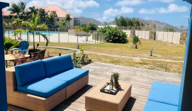 Bo-Aime, 1 bedroom apartment on the beach with shared pool!