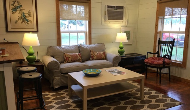 “Bo” renovated farmhouse, 7 min to Mem. ❤️1 pet free 2nd pet considered for fee