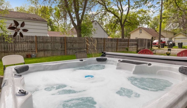 Bo’s 3BR Retreat Hot Tub Sauna Den Suite