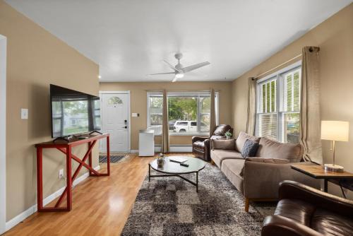 Bo's Big Green Charming Retreat Hot Tub Games