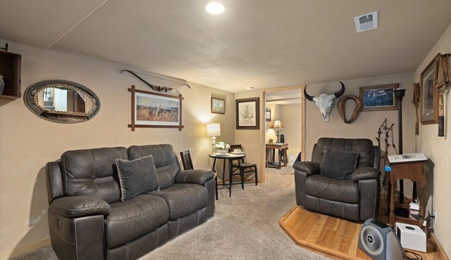 Bo's Old West Den | Cozy and Comfy | Western Decor | Hot Tub | Off-Street Parking