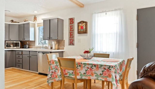 Bo's Old West Landing w/Hot Tub and Sunrise Views