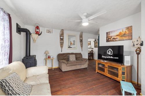 Bo's Rustic Cottage Cozy and Charming with Hot Tub and Fenced Yard