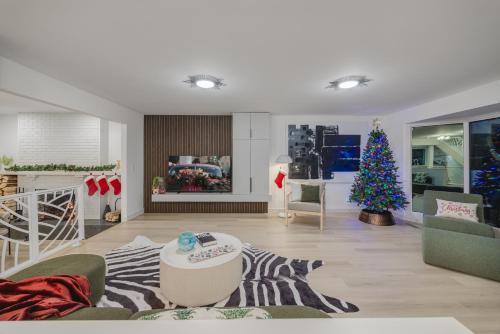 Board Games, King Bed, Cocoa Bar, & Firewood!