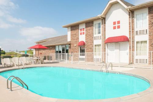 Boarders Inn and Suites by Cobblestone Lamar Missouri