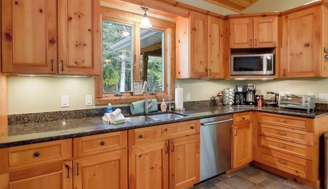 Boardman Monarch | Upscale river lodge | HOT TUB!