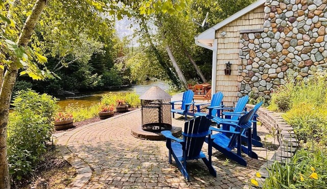 Boardman Monarch Lodge, 2-Guest Special: Riverfront, Hot Tub, Fireplace