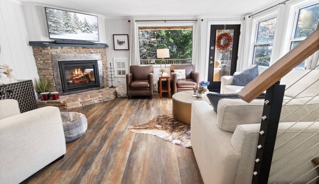 Boards & Bikes—Secluded Luxury Next to the Village (Treetop 29)