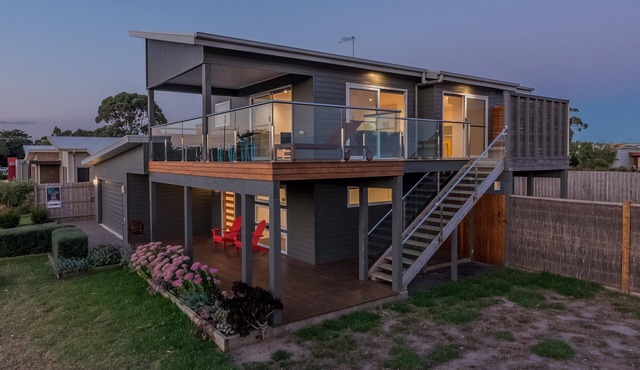 Boardwalk Boulevard, Spacious 4 bedroom house, lake view, walk to beach