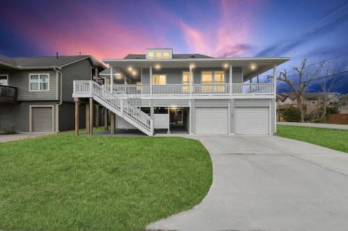 Boardwalk Bungalow Family Fun for All - Sleeps 10