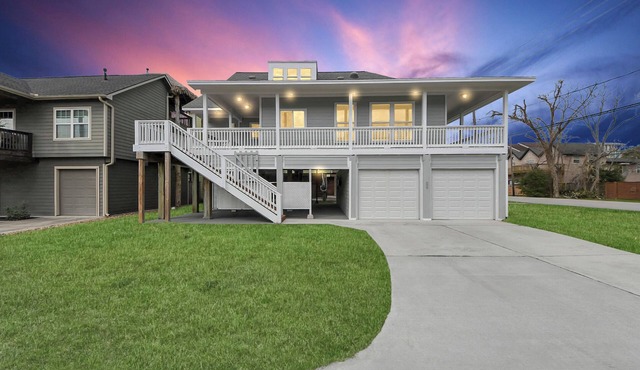 Boardwalk Bungalow: Family Fun for All - Sleeps 10