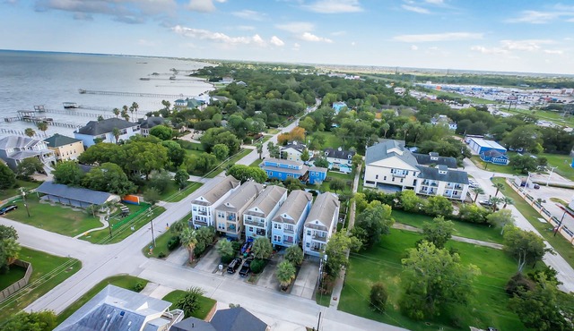 Boardwalk Home One Block to Kemah Activities