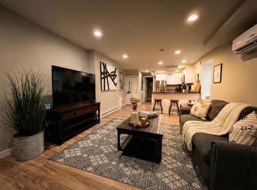 Boardwalk- large modern unit with King bed fast WIFI free coffee and easy parking