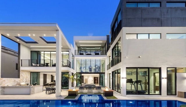 Boardwalk Mansion Lauderdale Villa: Private Pool, Hot Tub, Mini-Golf & Guest House