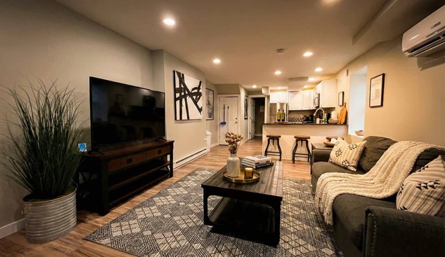 Boardwalk- Modern Oasis with King Bed, Fast WiFi & Easy Parking