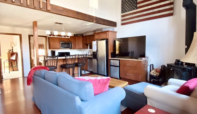 Boars Bungalow - Linderhof Golf, Pool, & More!