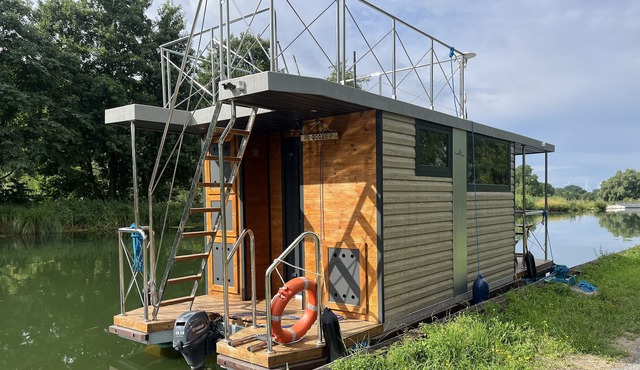 Boat "Comfortable sur l'Eau - S Q" with Private Terrace