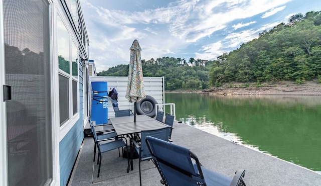Boat Dreamzzz - Floating House on Cumberland