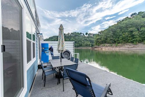 Boat Dreamzzz - Floating House on Cumberland