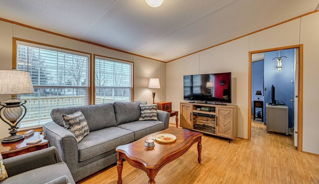 Boat, Fish, Hike & Explore: Cozy Home in Bronston