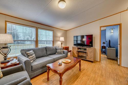 Boat, Fish, Hike & Explore: Cozy Home in Bronston