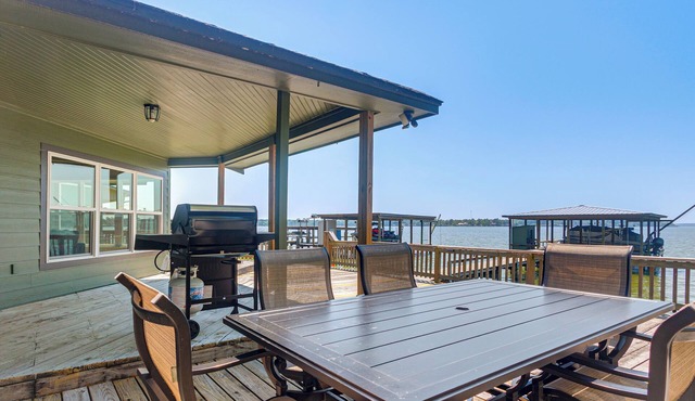 Boat, Fish, Unwind! Lakefront Livingston Getaway