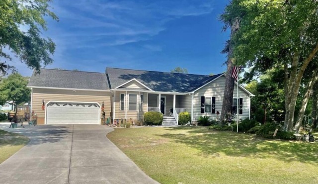 Boat friendly coastal home - 3 minute drive to beach, 5min drive to boat access.