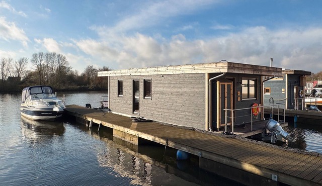 Boat 'Hausboot Diva Mit Kamin - Winter' with Private Terrace and Wi-Fi in Hamburg