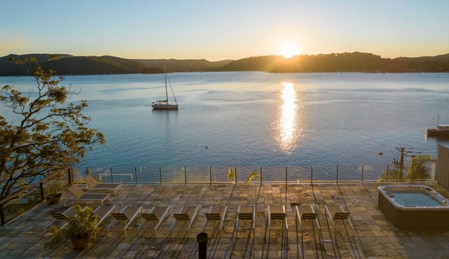 Boat House on Hawkesbury - heated pool, spa and stunning views