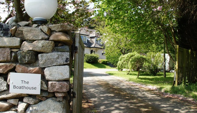 BOAT HOUSE, pet friendly, with open fire in Peterculter