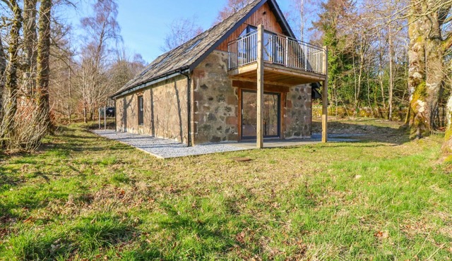 BOAT HOUSE, romantic, character holiday cottage in Invergarry