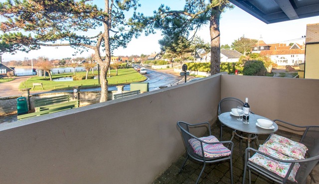 Boat Lake - sleeps 2 guests in 1 bedroom