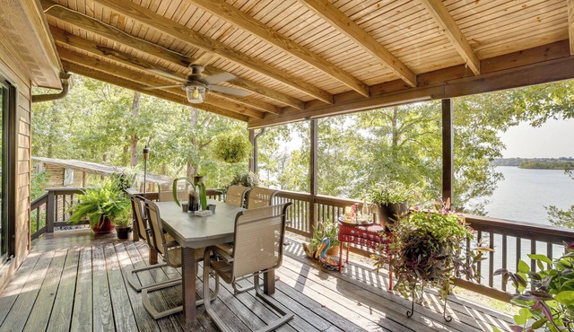 Boat Lift & Deck: Lakefront Retreat in Shell Knob