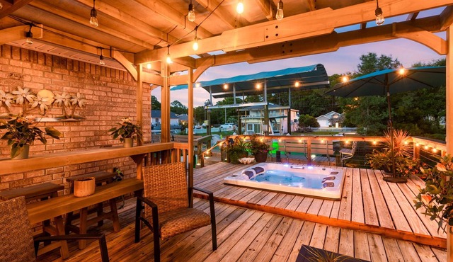 Boat lift, Hot tub, RV hookups