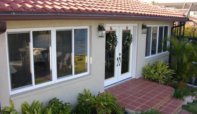 Boat Lover's Spacious, 4/3.5 waterfront canal home with Dock and Heated pool!